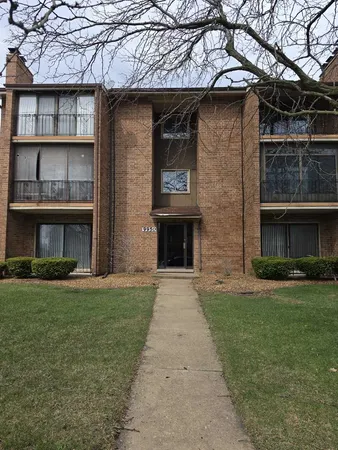 $2,300 | 9950 Treetop Drive, Unit 340S, Orland Park, IL 60462