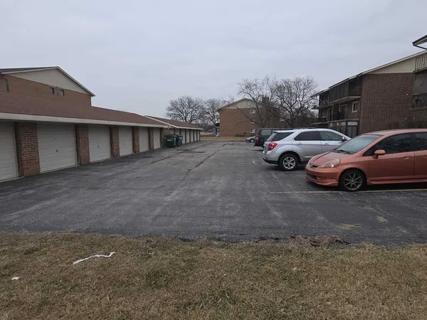 $2,300 | 9950 Treetop Drive, Unit 340S, Orland Park, IL 60462