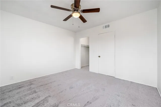 en empty room with ceiling fan