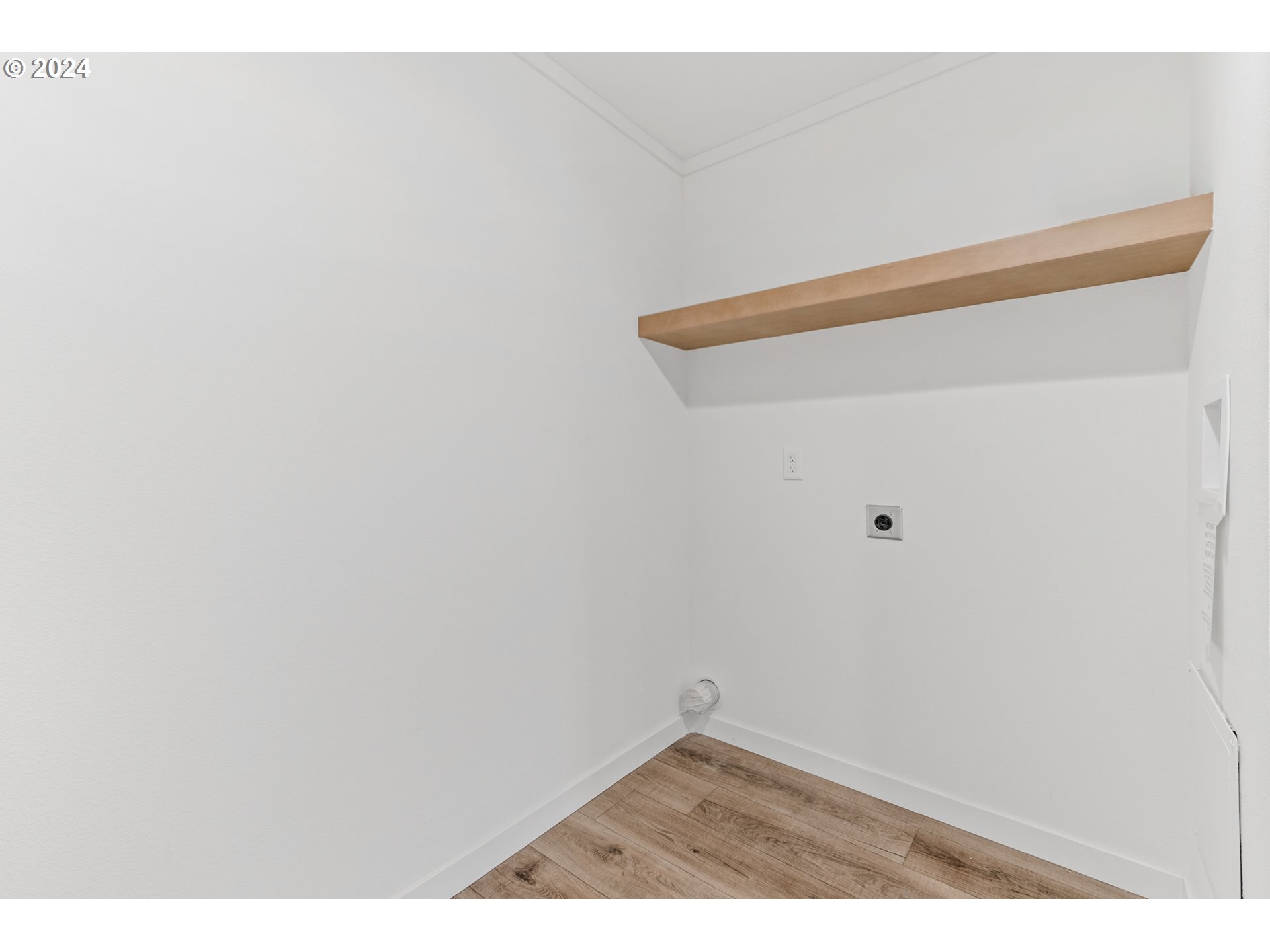 9700 Southwest Tualatin Road, Unit 39 Tualatin, OR 97062 - Photo 23 of 28 a view of wooden floor