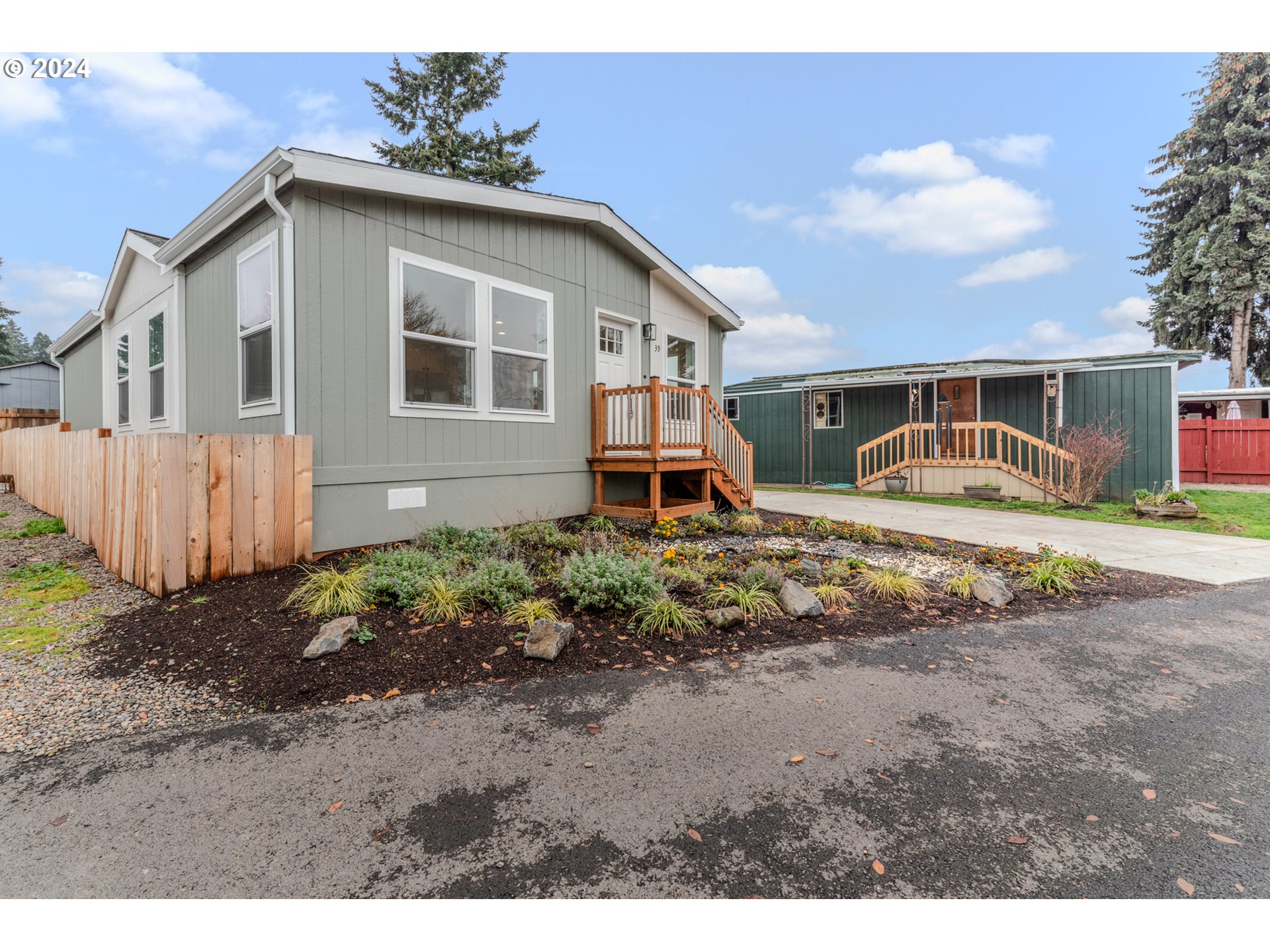 9700 Southwest Tualatin Road, Unit 39 Tualatin, OR 97062 - Photo 27 of 28 a front view of a house with garden