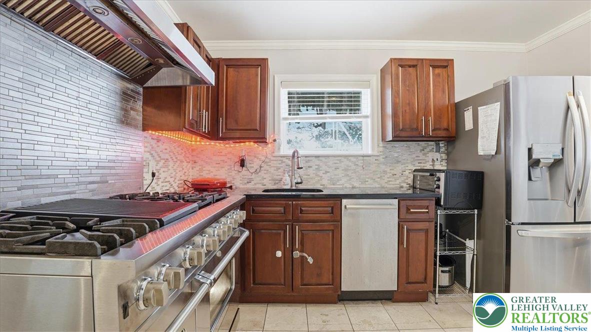 172 Evergreen Hollow Road Effort, PA 18330 - Photo 15 of 70 a kitchen with stainless steel appliances granite countertop a stove and a refrigerator