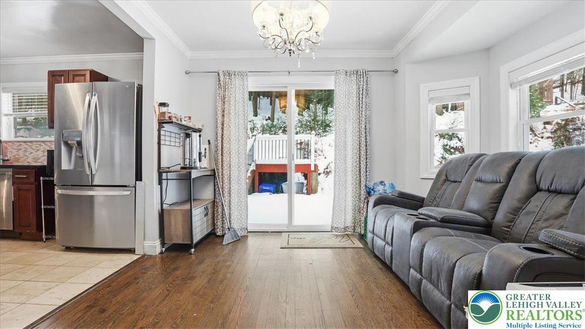 172 Evergreen Hollow Road Effort, PA 18330 - Photo 20 of 70 a living room with furniture and a window