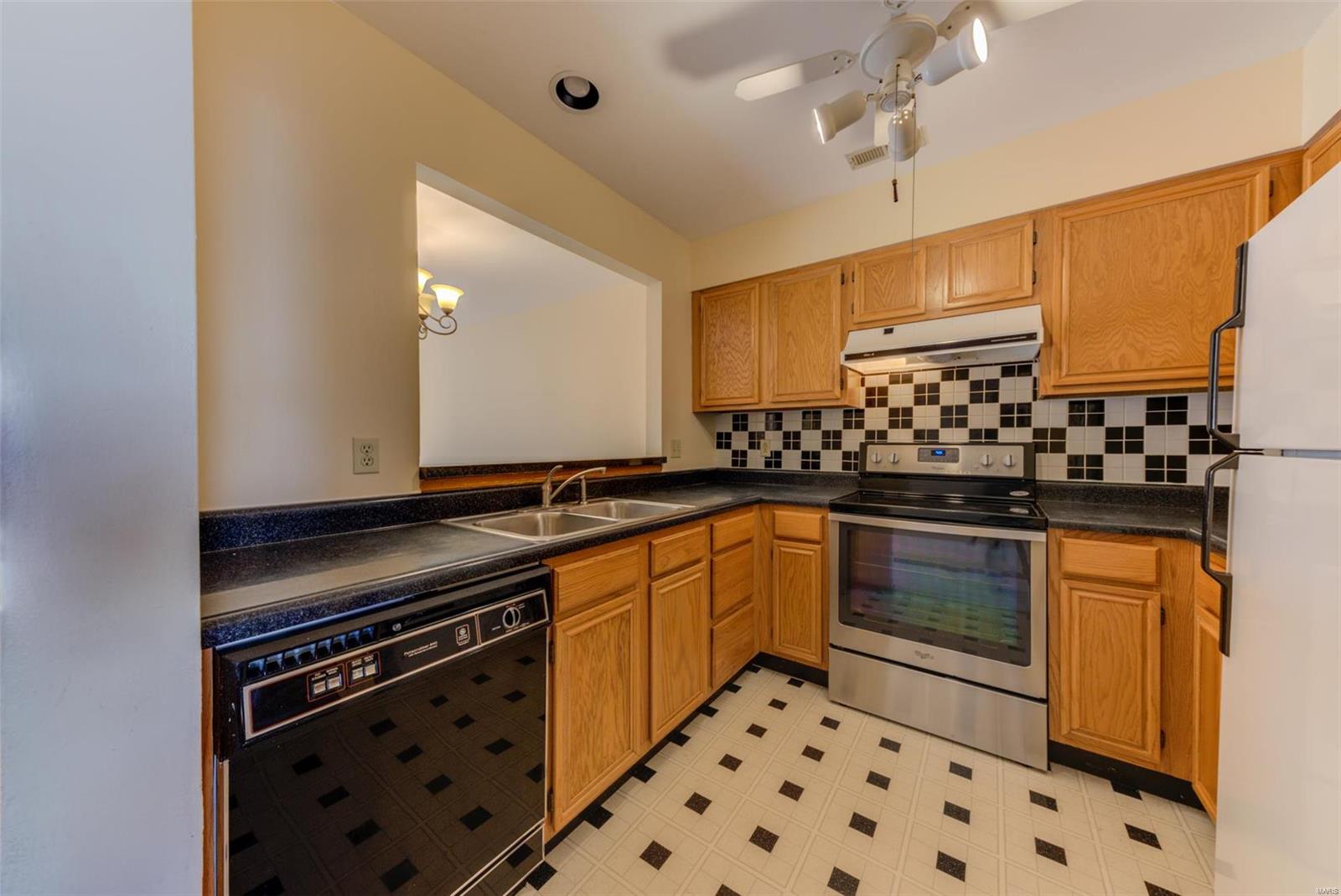 601 Pine Ridge Trails Court, Unit B Ballwin, MO 63021 - Photo 5 of 17 Gallery Image 5