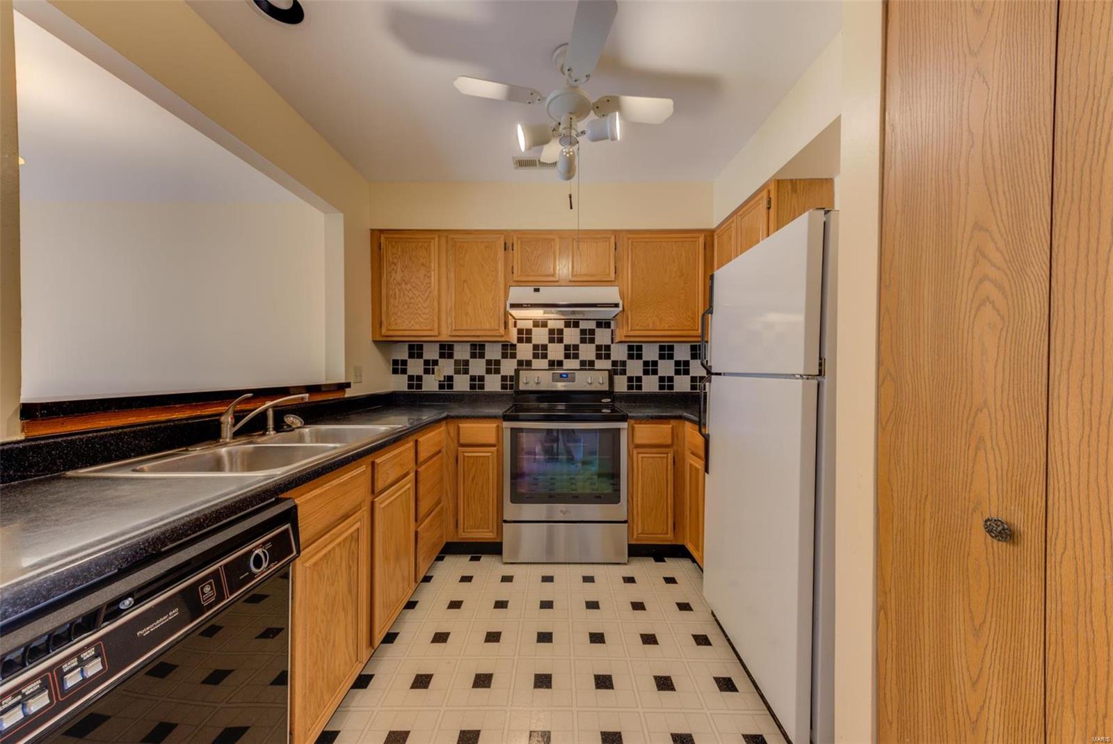 601 Pine Ridge Trails Court, Unit B Ballwin, MO 63021 - Photo 6 of 17 Gallery Image 6