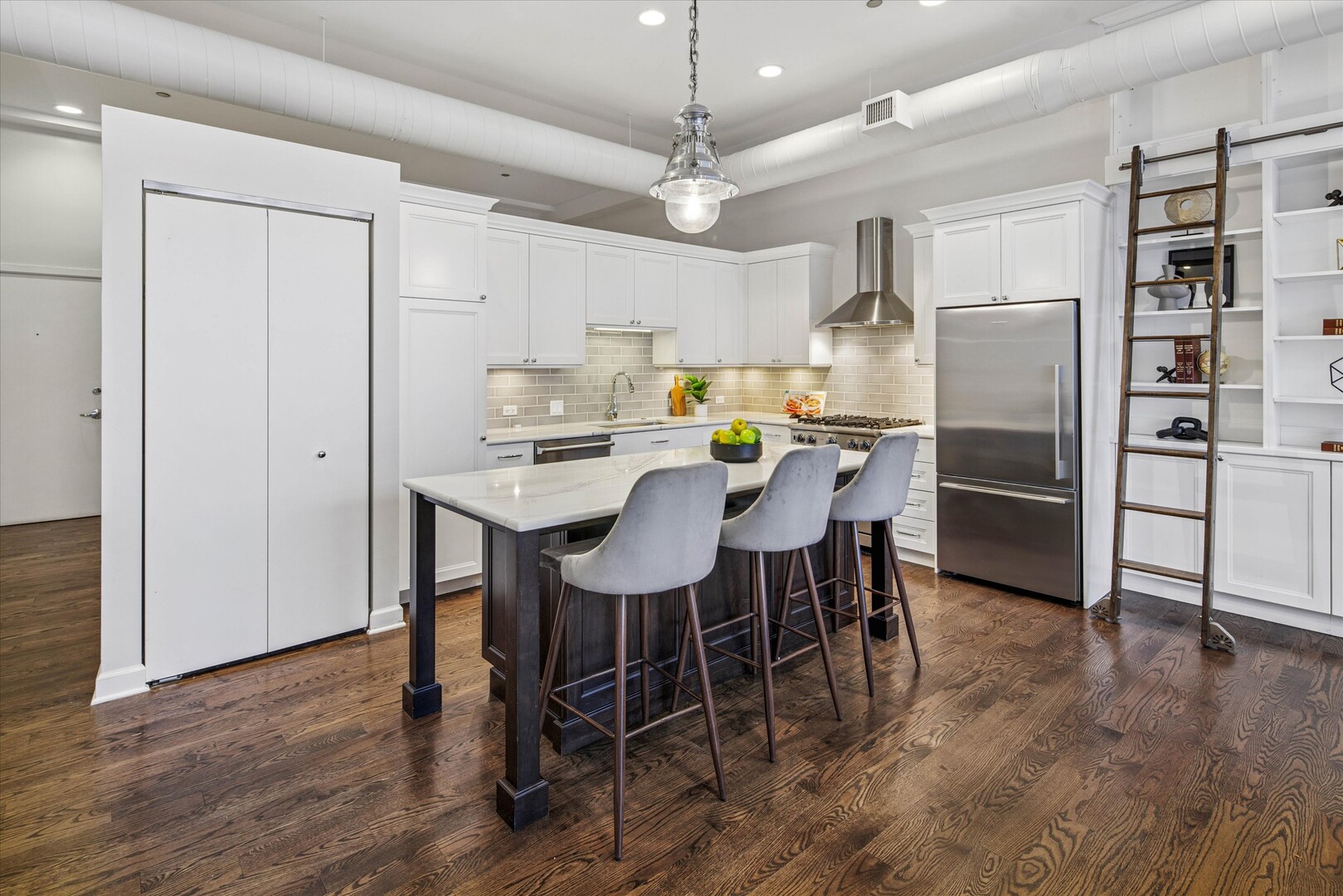 333 West Hubbard Street, Unit 808 Chicago, IL 60654 - Photo 7 of 16