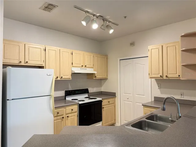 $1,450 | 1100 Lake Shadow Circle, Unit 2207, Maitland, FL 32751