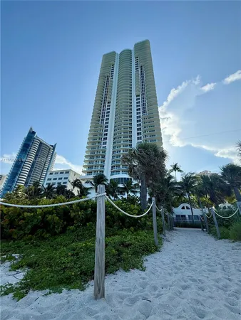 $3,750 | 6365 Collins Avenue, Unit 904, Miami Beach, FL 33141