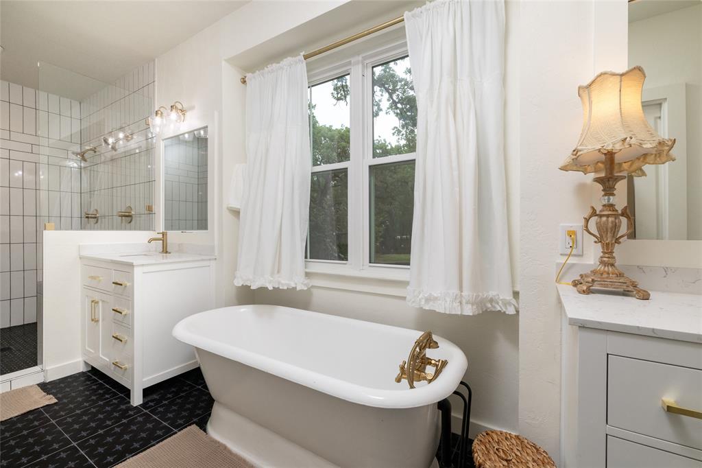 8948 David Fort Road Argyle, TX 76226 - Photo 21 of 39 Freestanding soaking tub with gold-tone fixtures
