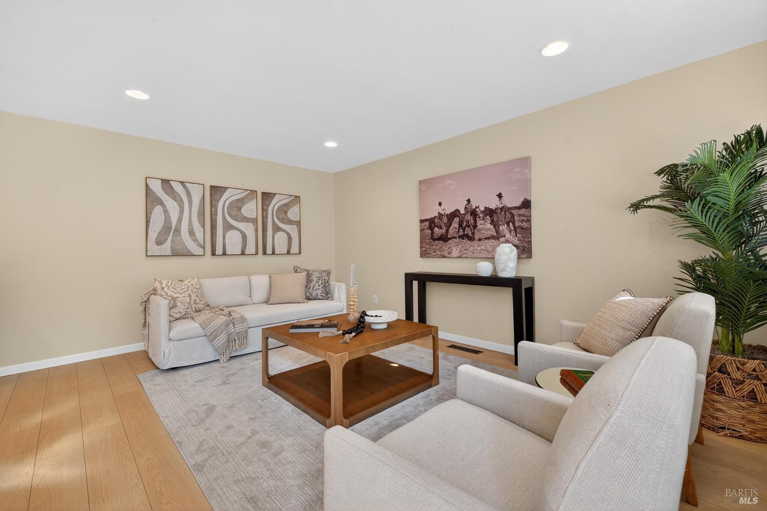 985 Hacienda Circle Rohnert Park, CA 94928 - Photo 17 of 36 a living room with furniture