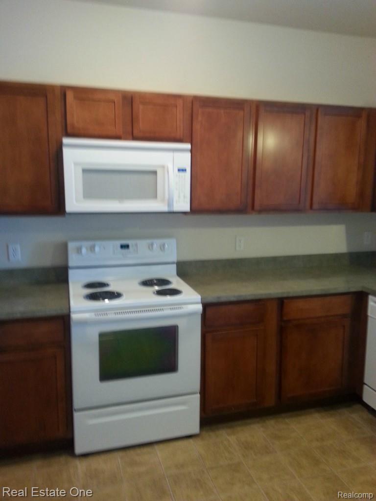 440 Hilton Road Ferndale, MI 48220 - Photo 10 of 18 010.jpg