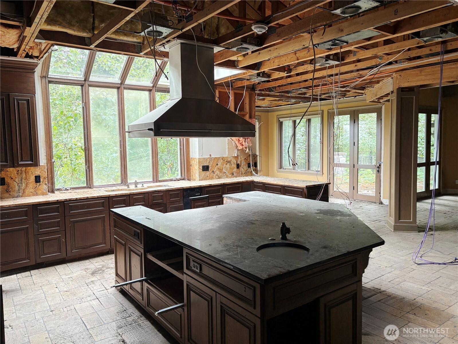 31433 Southeast 62nd Way Fall City, WA 98024 - Photo 17 of 40 a kitchen with a stove a sink and a refrigerator