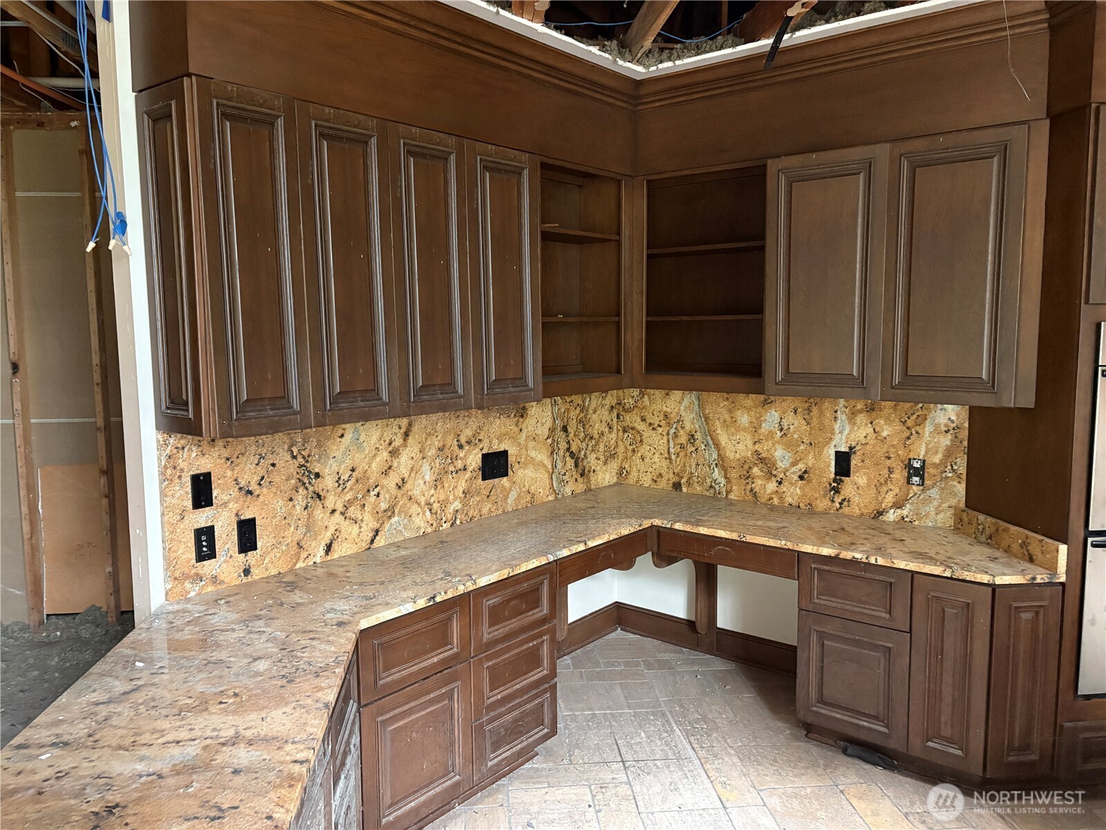 31433 Southeast 62nd Way Fall City, WA 98024 - Photo 18 of 40 a bathroom with a sink and a bathtub