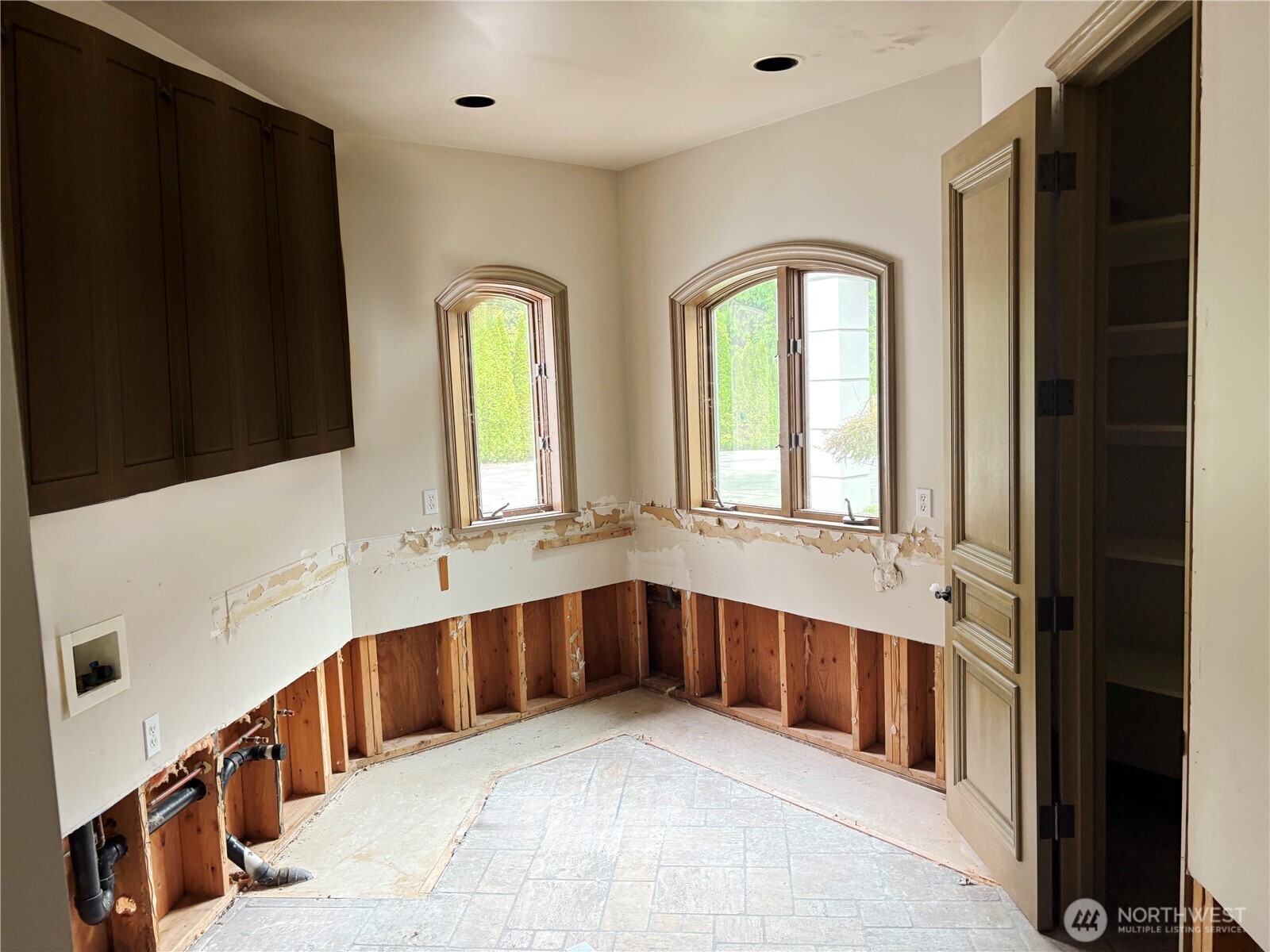 31433 Southeast 62nd Way Fall City, WA 98024 - Photo 24 of 40 a large bathroom with a tub and large windows
