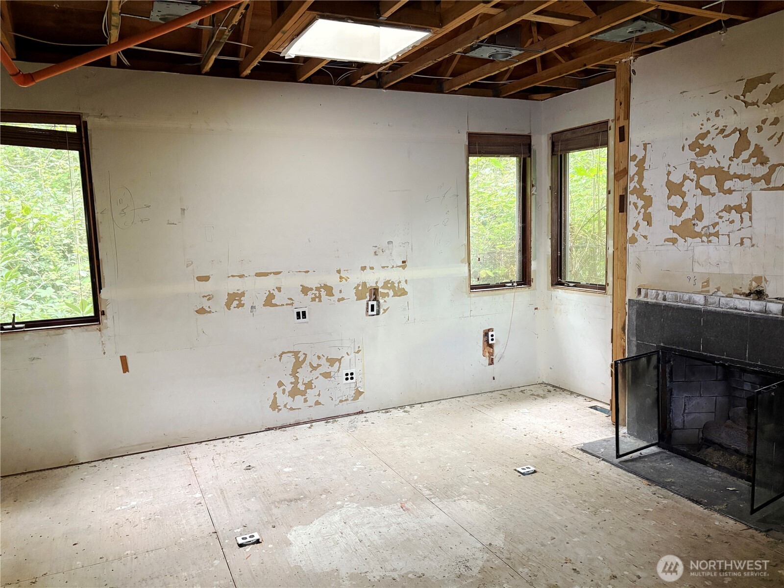 31433 Southeast 62nd Way Fall City, WA 98024 - Photo 32 of 40 a view of a livingroom with window and furniture