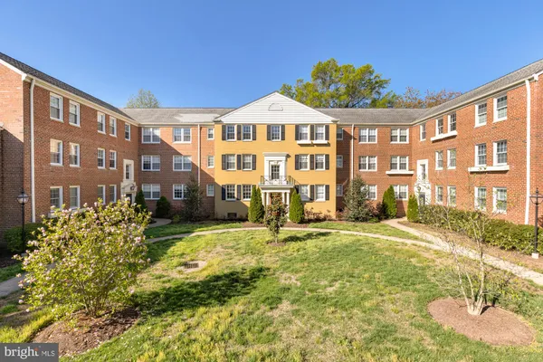 $315,000 | 6715 West Wakefield Drive, Unit B1, Alexandria, VA 22307