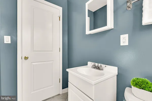 $315,000 | 6715 West Wakefield Drive, Unit B1, Alexandria, VA 22307