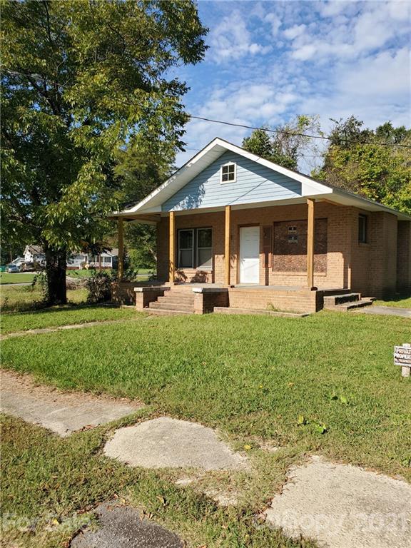 218 Robin Circle Salisbury, NC 28144 - Photo 2 of 8 a front view of a house with garden