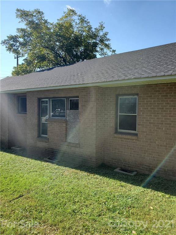 218 Robin Circle Salisbury, NC 28144 - Photo 5 of 8 a backyard of a house
