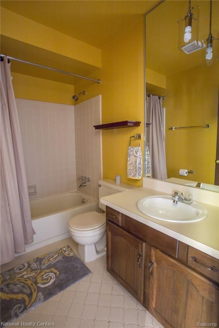 384 Prospect Drive Rochester, MI 48307 - Photo 13 of 32 Full bath