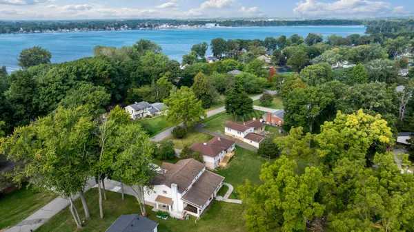 $400,000 | 28771 Brook Circle, Grosse Ile, MI 48138