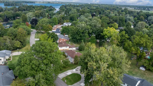 $400,000 | 28771 Brook Circle, Grosse Ile, MI 48138