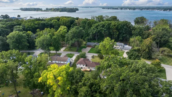 $400,000 | 28771 Brook Circle, Grosse Ile, MI 48138