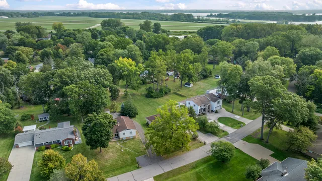 $400,000 | 28771 Brook Circle, Grosse Ile, MI 48138