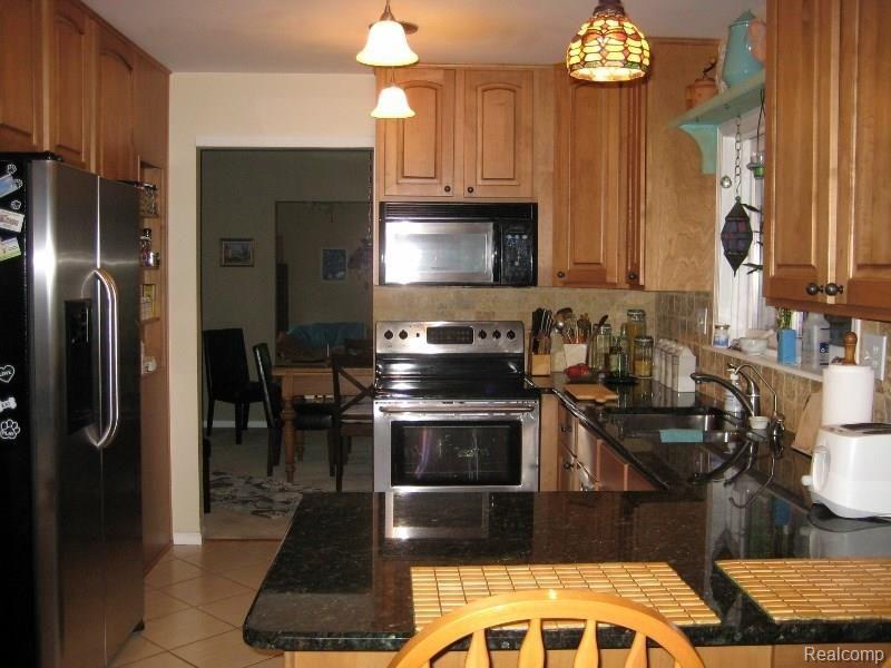 4263 Timberview Drive Howell, MI 48843 - Photo 8 of 26 Kitchen view 2 (800x600).jpg