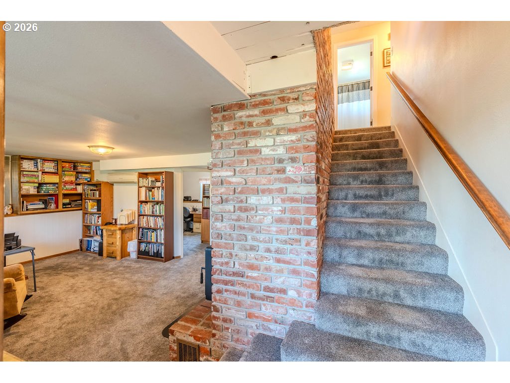 32728 Northeast Chamberlain Road Corbett, OR 97019 - Photo 6 of 48 Staircase