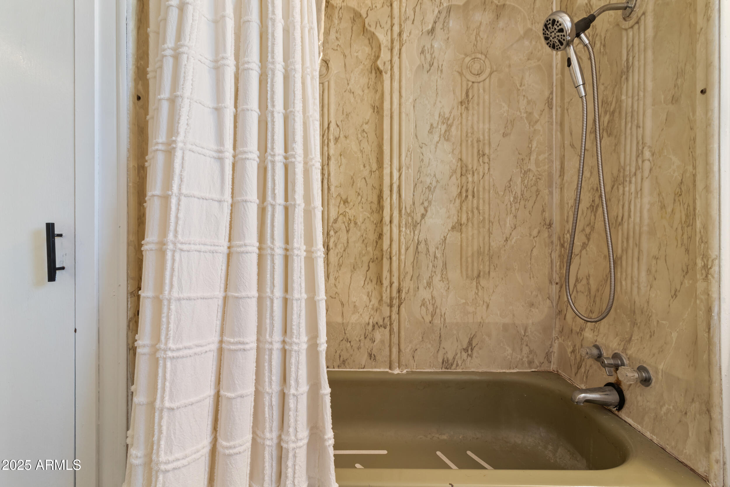 701 South Dobson Road, Unit 357 Mesa, AZ 85202 - Photo 20 of 66 a bathroom with a sink and a bathtub