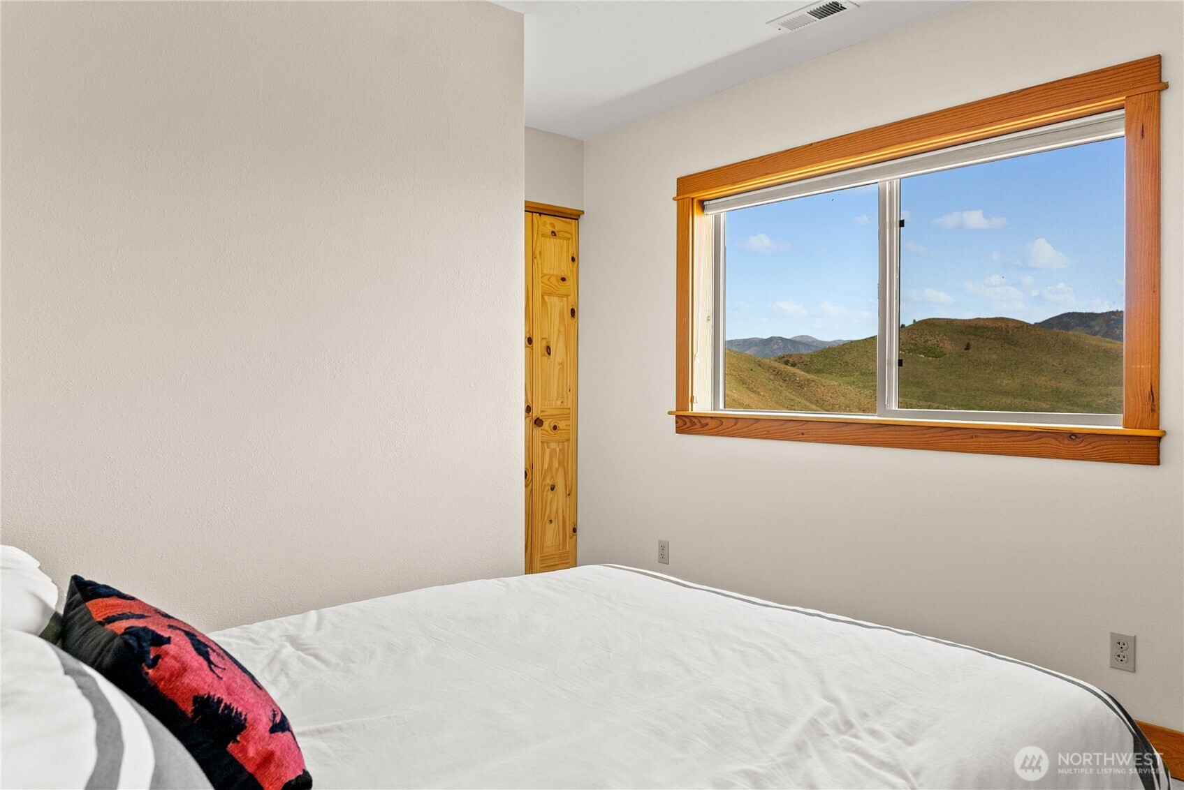 427 Rendezvous Road Winthrop, WA 98862 - Photo 34 of 40 a bedroom with a bed and a window