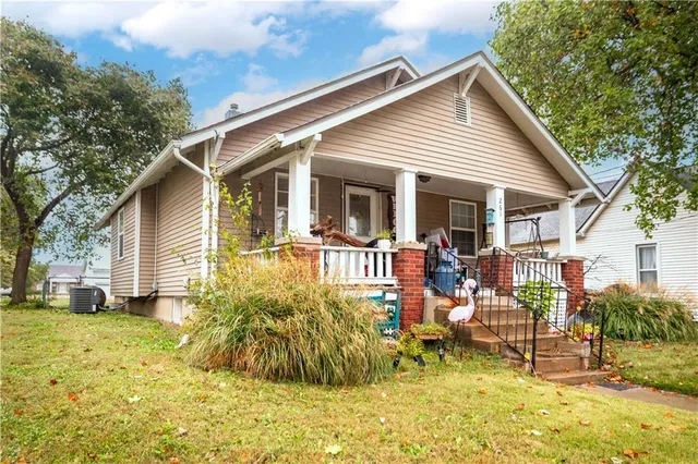 $120,000 | 261 West Jackson Street, Marshall, MO 65340