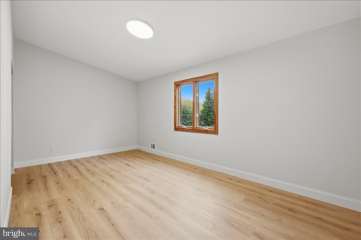 822 Walker Road Great Falls, VA 22066 - Photo 11 of 32 an empty room with a window