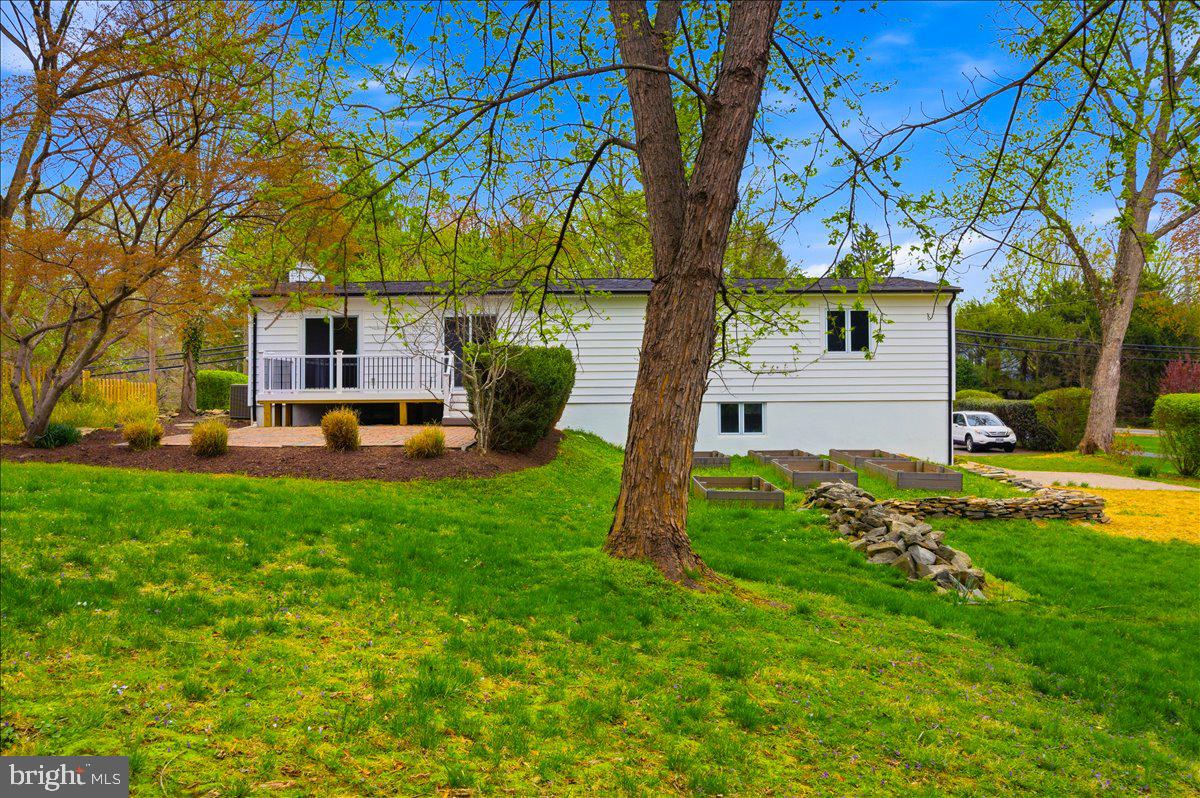 822 Walker Road Great Falls, VA 22066 - Photo 24 of 32 a backyard of a house with seating space