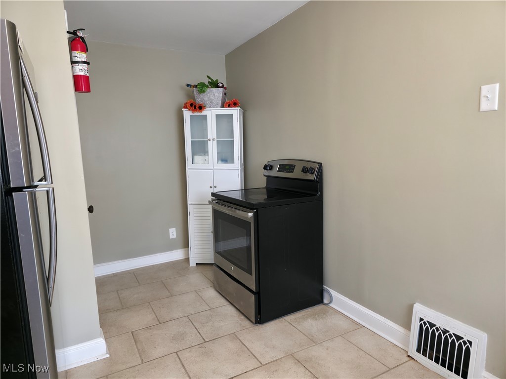 1425 Crescent Road Southwest Canton, OH 44710 - Photo 6 of 35