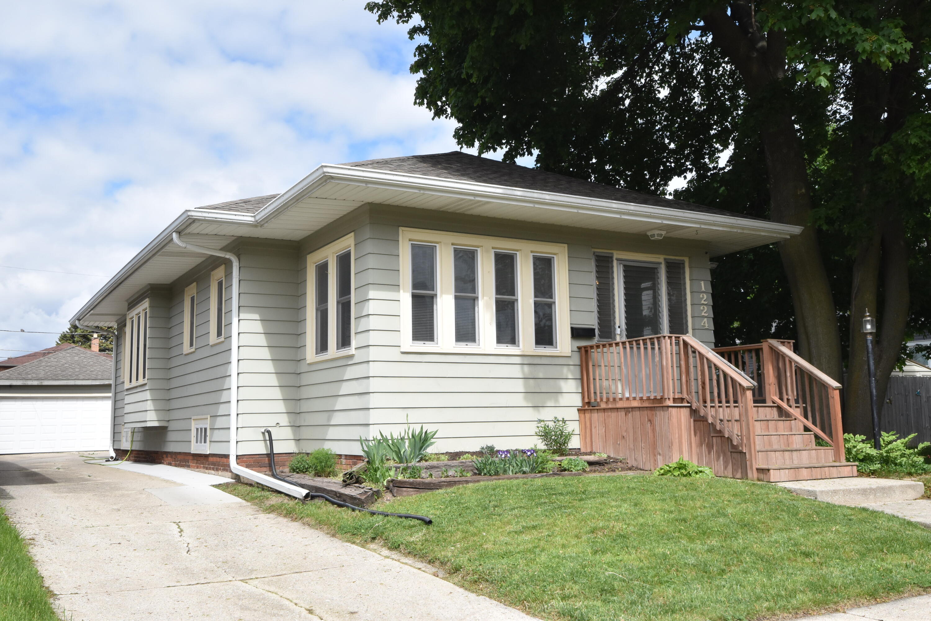 1224 West Lawn Avenue Racine, WI 53405 - Photo 36 of 46 Front