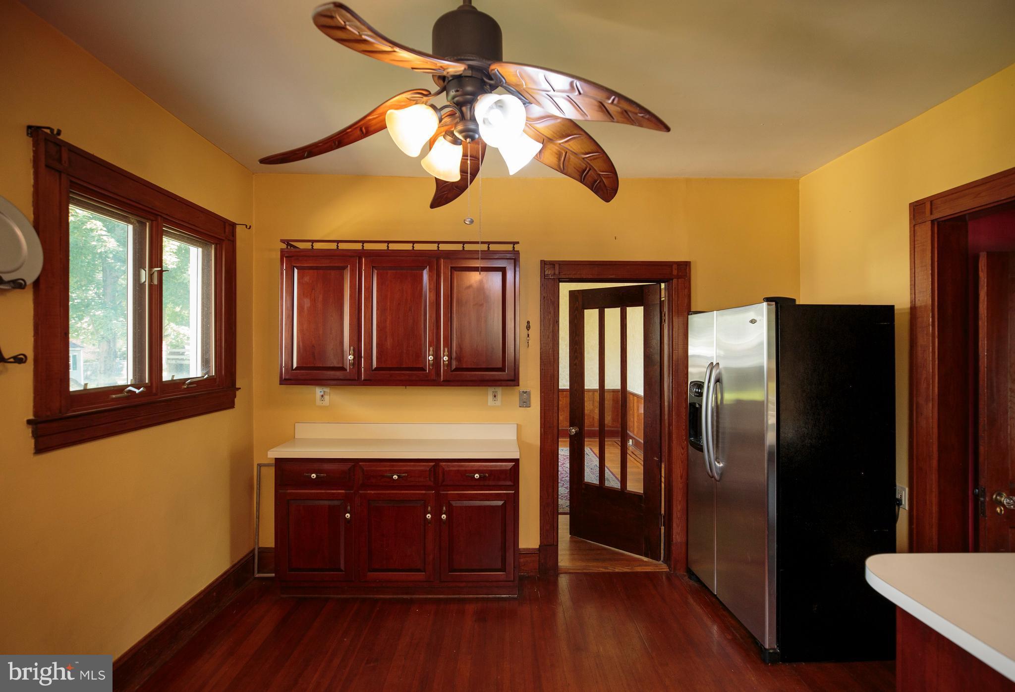 611 Brookwood Road Baltimore, MD 21229 - Photo 14 of 30 Table space!