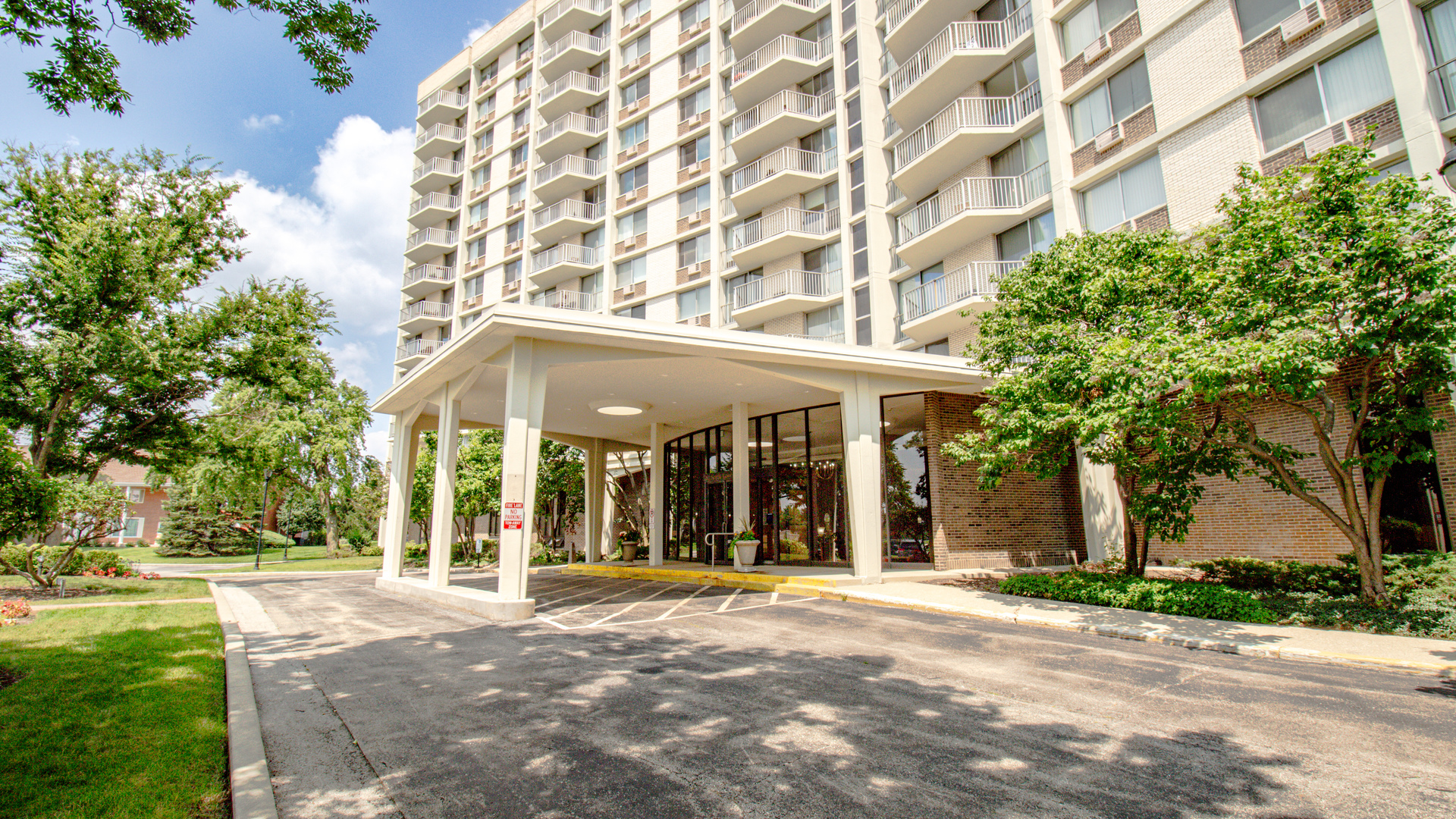 20 North Tower Road, Unit 1M Oak Brook, IL 60523 - Photo 2 of 30 Gallery Image 2