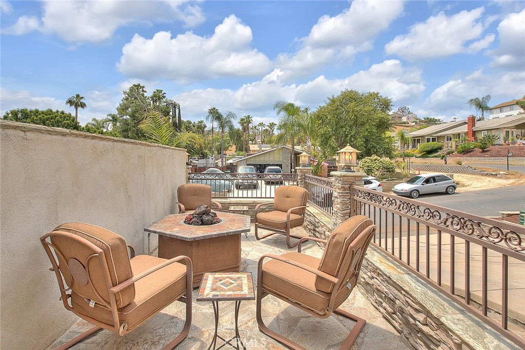 14452 Harvey Lane Riverside, CA 92503 - Photo 4 of 50 Front patio