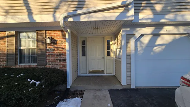 $259,900 | 1241 Ballantrae Place, Unit E, Mundelein, IL 60060