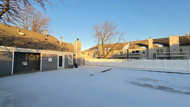 $259,900 | 1241 Ballantrae Place, Unit E, Mundelein, IL 60060