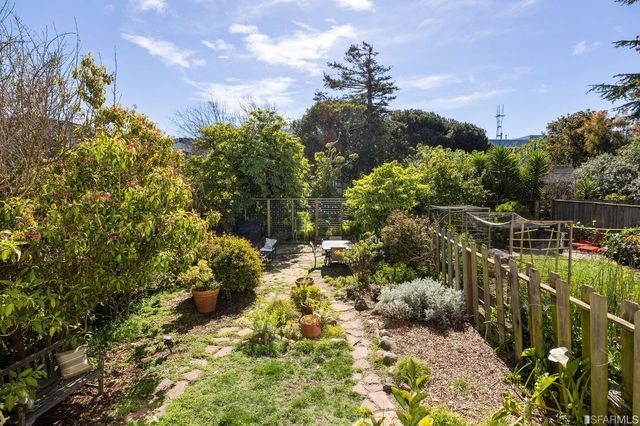 a view of yard with green space