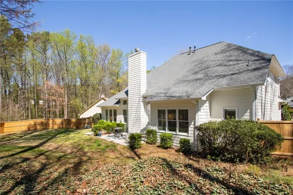 a view of a house with backyard and garden