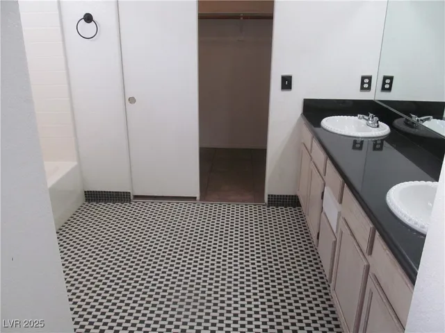 $2,600 | 9125 Sparklewood Court, Las Vegas, NV 89129