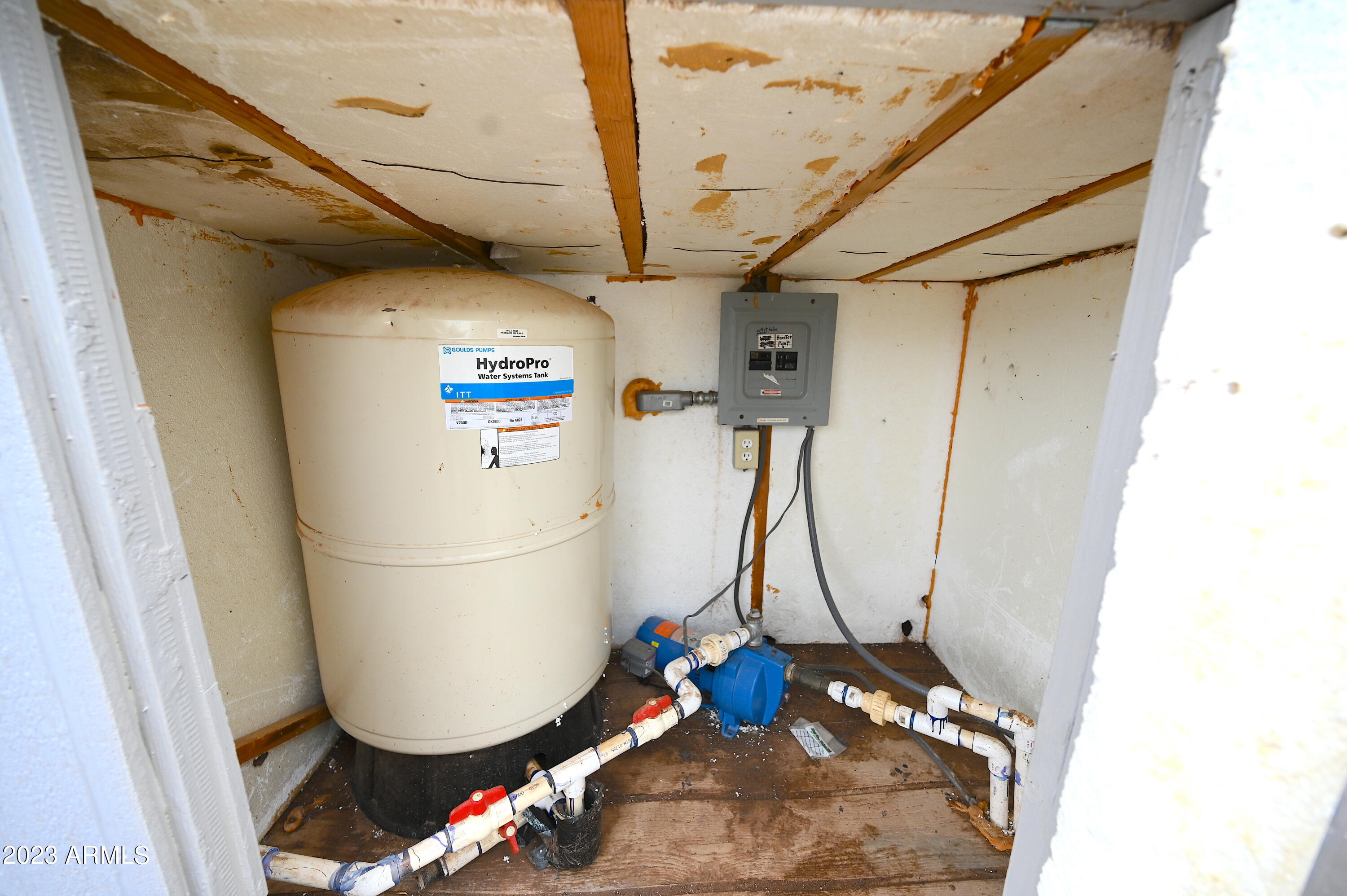 33677 West Signal View Road Seligman, AZ 86337 - Photo 27 of 34 Pressure tank