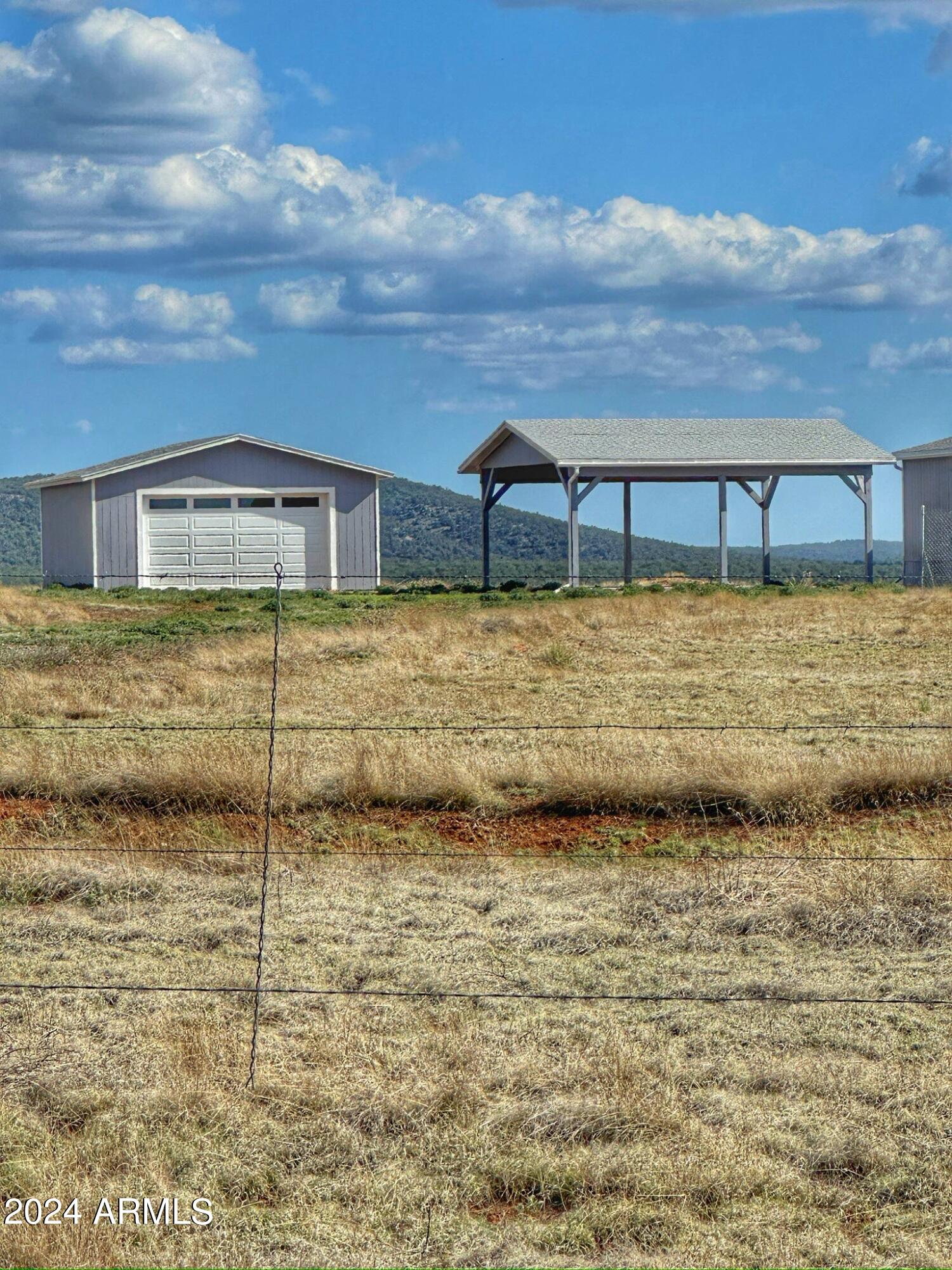 33677 West Signal View Road Seligman, AZ 86337 - Photo 3 of 34 Both 24x24