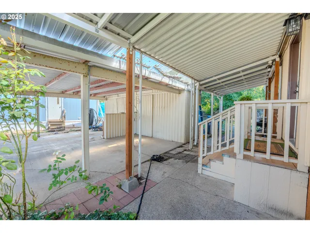 a view of entryway with patio