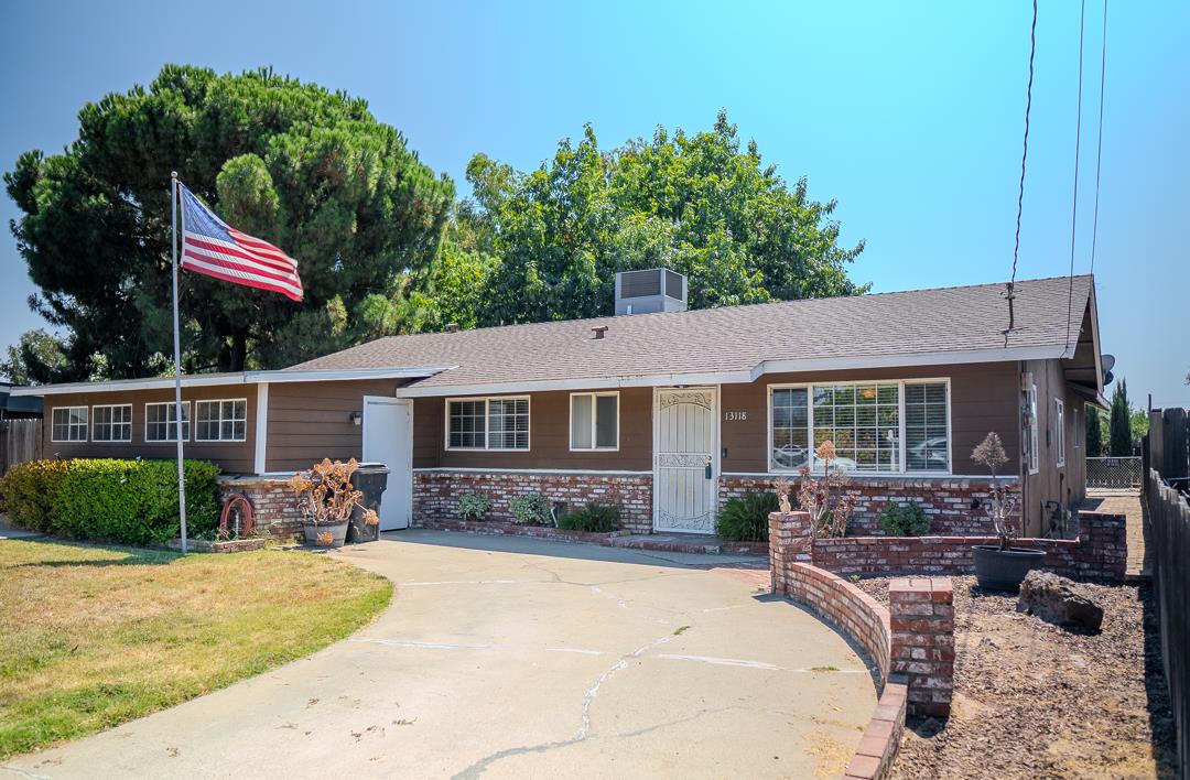 a view of house with outdoor seating yard