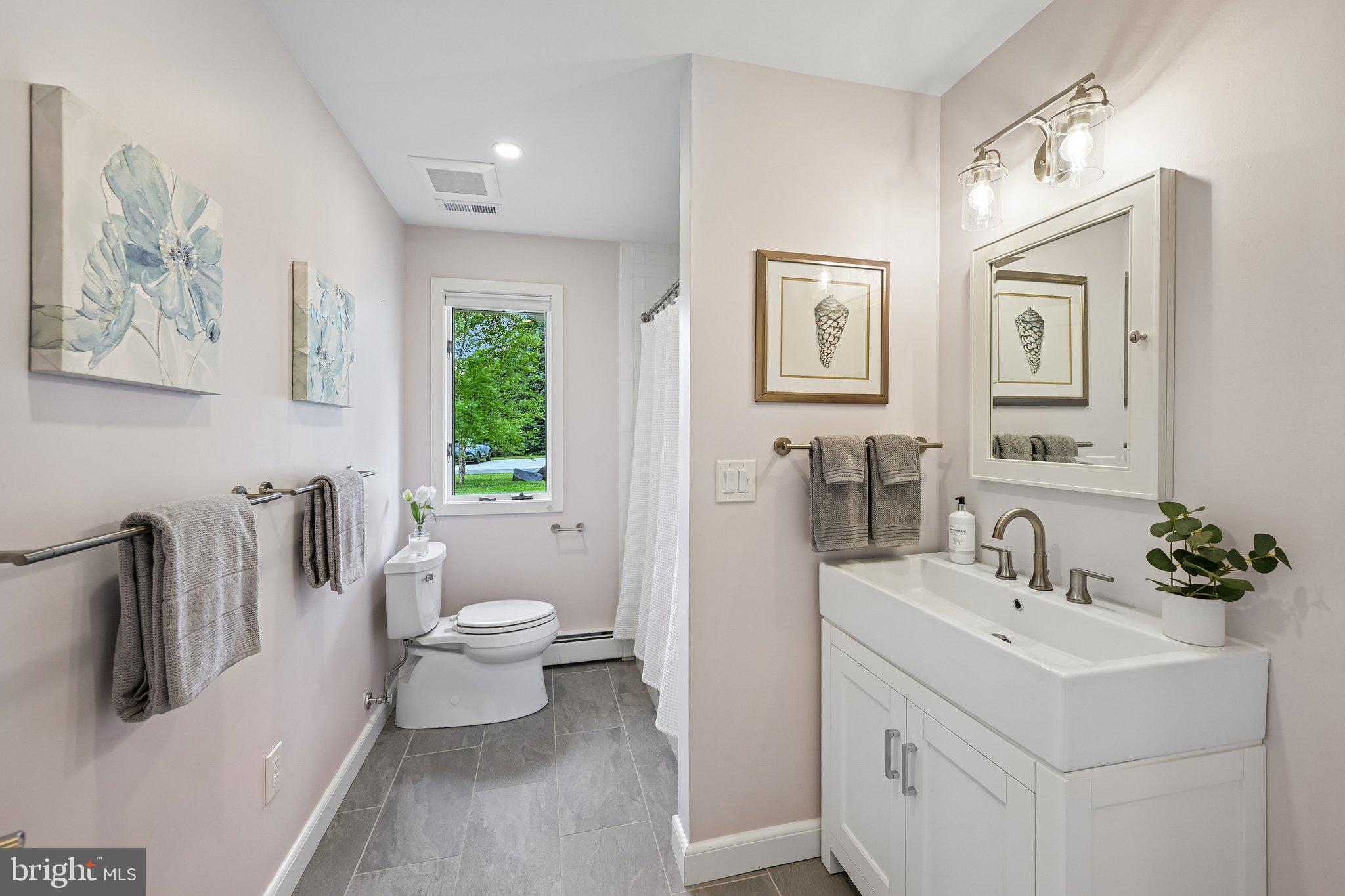 989 Delchester Road Newtown Square, PA 19073 - Photo 36 of 67 Shared Hall Bathroom